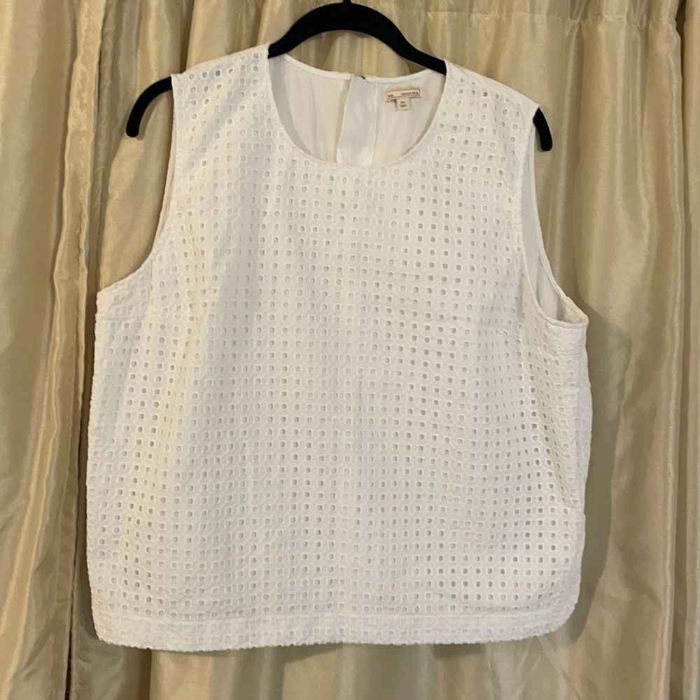 Gap sleeveless top
